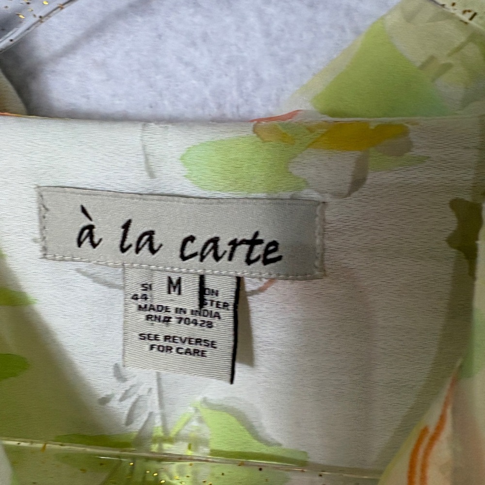 à la carte Pastel Floral Button-Up Blouse - Picture 2 of 3
